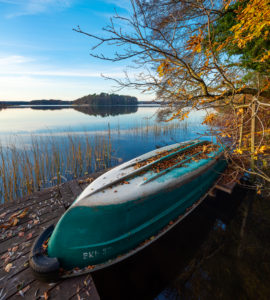 Deutschland, Brandenburg, Lychen, Stiller Abend am Großen Lychensee im Herbst, Ruderboot liegt umgedreht auf Steg, buntes Laub Deutschland, Brandenburg, Lychen, Stiller Abend am Großen Lychensee im Herbst, Ruderboot liegt umgedreht auf Steg, buntes Laub